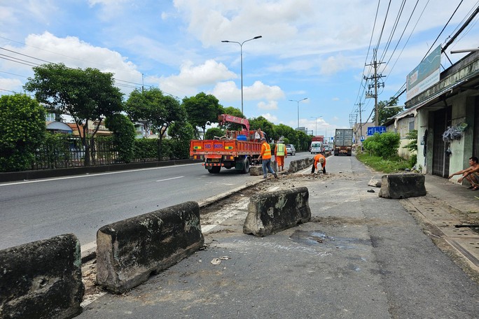 TP HCM: Nữ công nhân tử nạn vì container lao sang làn xe máy - Ảnh 1. TP HCM: Nữ công nhân tử nạn vì container lao sang làn xe máy - Ảnh 1.