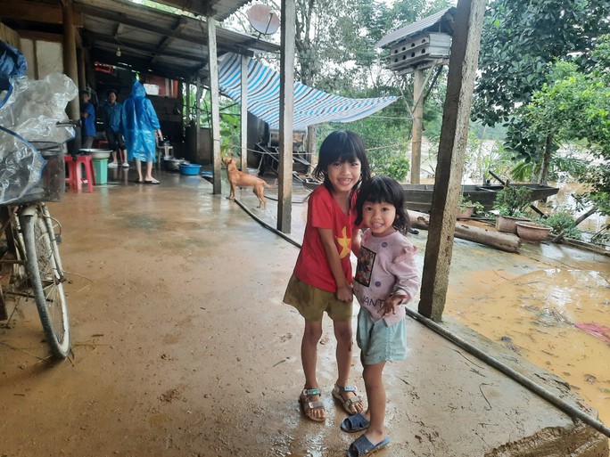 Mưa lũ ở Hà Tĩnh làm 2 người tử vong, hơn 22.500 học sinh phải nghỉ học - Ảnh 2. Mưa lũ ở Hà Tĩnh làm 2 người tử vong, hơn 22.500 học sinh phải nghỉ học - Ảnh 2.