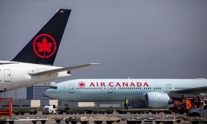 Hành khách khuyết tật lê mình khỏi máy bay, Air Canada phải xin lỗi - Ảnh 1. Hành khách khuyết tật lê mình khỏi máy bay, Air Canada phải xin lỗi - Ảnh 1.