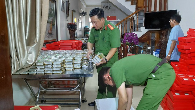 Tiêu hủy gần 1.400 bánh trung thu giá siêu rẻ - Ảnh 3. Tiêu hủy gần 1.400 bánh trung thu giá siêu rẻ - Ảnh 3.