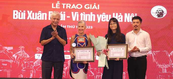 Đạo diễn Đặng Nhật Minh nhận Giải thưởng Bùi Xuân Phái - Vì tình yêu Hà Nội - Ảnh 4.