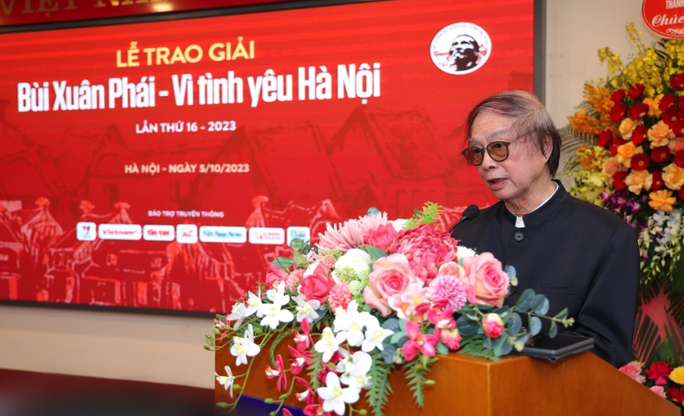 Đạo diễn Đặng Nhật Minh nhận Giải thưởng Bùi Xuân Phái - Vì tình yêu Hà Nội - Ảnh 2.
