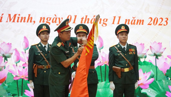 Báo Quân khu 7 nhận Huân chương Bảo vệ Tổ quốc hạng Ba - Ảnh 1. Báo Quân khu 7 nhận Huân chương Bảo vệ Tổ quốc hạng Ba - Ảnh 1.
