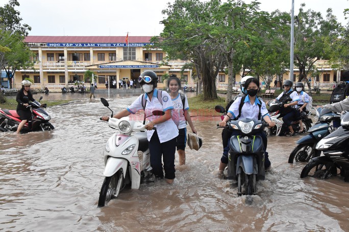 3 địa phương ở miền Tây bị triều cường bủa vây - Ảnh 12.