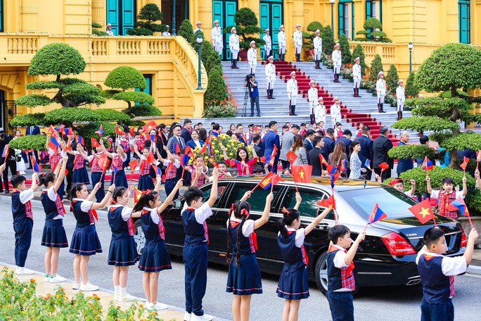 Cận cảnh Chủ tịch nước Võ Văn Thưởng đón Tổng thống Mông Cổ - Ảnh 3. Cận cảnh Chủ tịch nước Võ Văn Thưởng đón Tổng thống Mông Cổ - Ảnh 3.