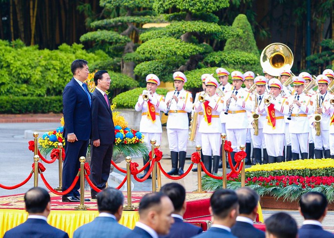 Cận cảnh Chủ tịch nước Võ Văn Thưởng đón Tổng thống Mông Cổ - Ảnh 4. Cận cảnh Chủ tịch nước Võ Văn Thưởng đón Tổng thống Mông Cổ - Ảnh 4.