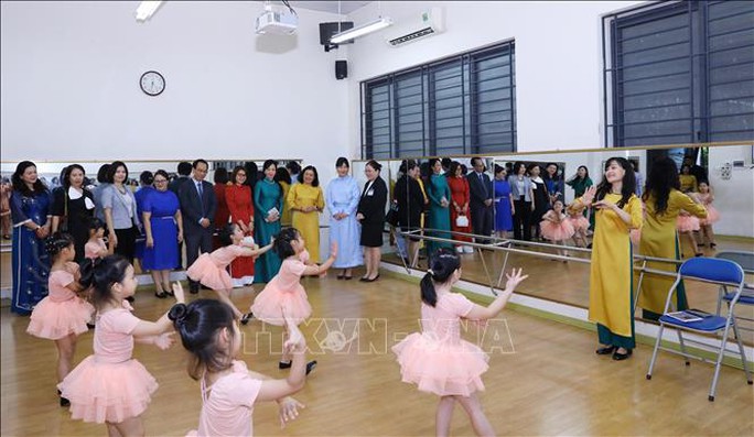 Phu nhân Chủ tịch nước và Phu nhân Tổng thống Mông Cổ thăm Trường Tiểu học Chu Văn An - Ảnh 4. Phu nhân Chủ tịch nước và Phu nhân Tổng thống Mông Cổ thăm Trường Tiểu học Chu Văn An - Ảnh 4.