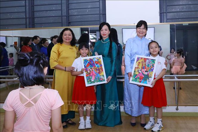 Phu nhân Chủ tịch nước và Phu nhân Tổng thống Mông Cổ thăm Trường Tiểu học Chu Văn An - Ảnh 5. Phu nhân Chủ tịch nước và Phu nhân Tổng thống Mông Cổ thăm Trường Tiểu học Chu Văn An - Ảnh 5.
