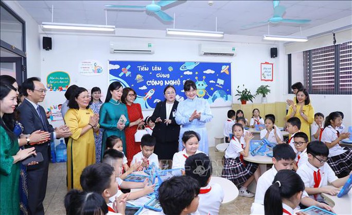 Phu nhân Chủ tịch nước và Phu nhân Tổng thống Mông Cổ thăm Trường Tiểu học Chu Văn An - Ảnh 3. Phu nhân Chủ tịch nước và Phu nhân Tổng thống Mông Cổ thăm Trường Tiểu học Chu Văn An - Ảnh 3.