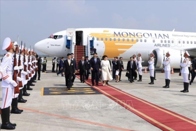 Tổng thống Mông Cổ và Phu nhân đến Hà Nội, bắt đầu thăm Việt Nam - Ảnh 4. Tổng thống Mông Cổ và Phu nhân đến Hà Nội, bắt đầu thăm Việt Nam - Ảnh 4.