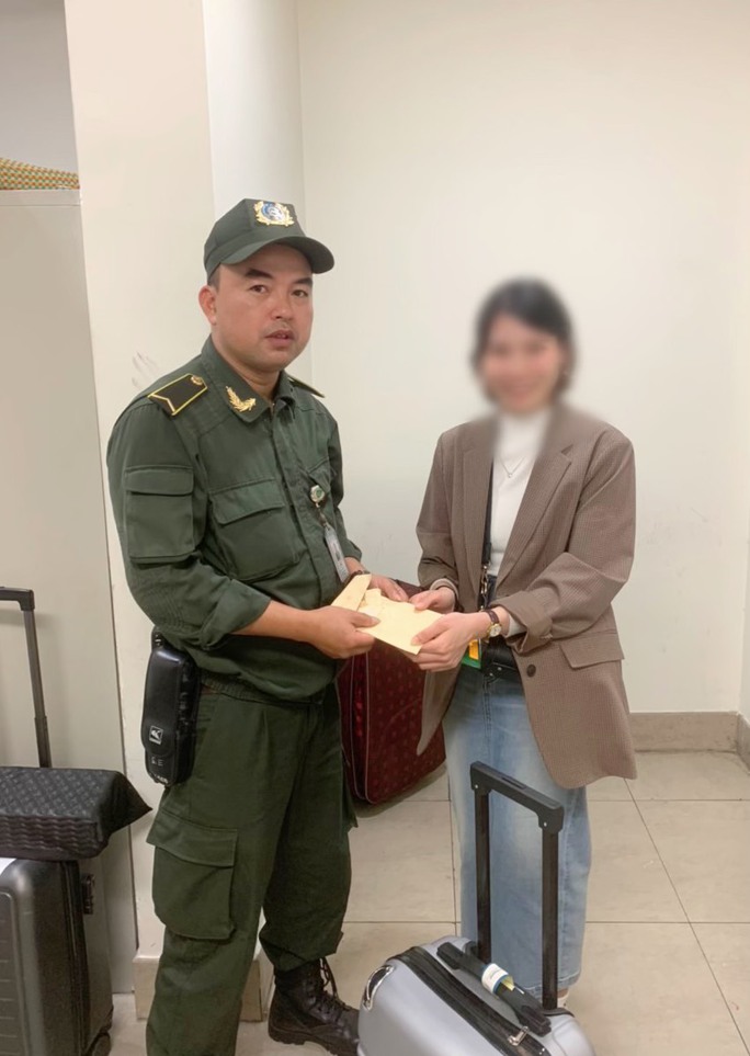 Vội lên xe về quê, cô gái quên vali gần 50 triệu đồng tại sân bay - Ảnh 2. Vội lên xe về quê, cô gái quên vali gần 50 triệu đồng tại sân bay - Ảnh 2.