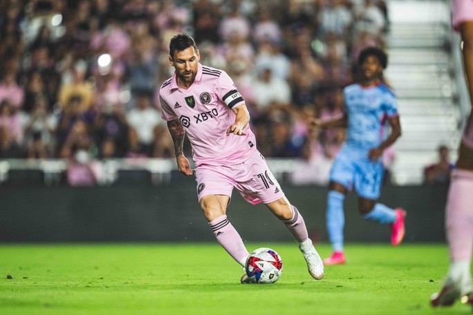 Sau Quả bóng vàng thứ 8, Messi mờ nhạt trong trận thua của Inter Miami - Ảnh 2.