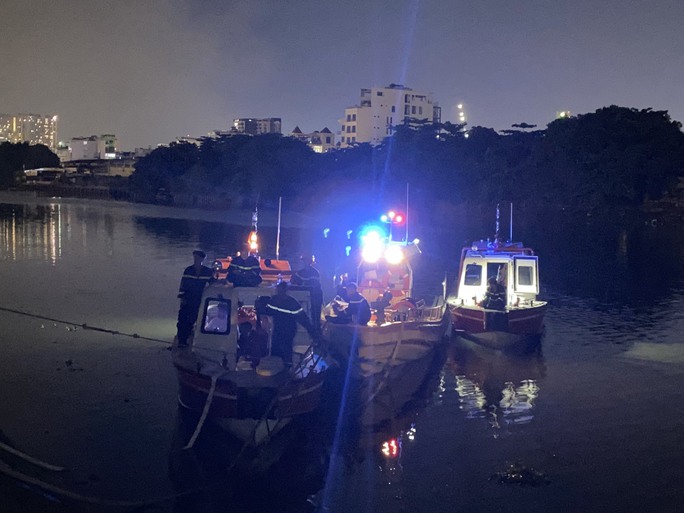 Cận cảnh hơn 3 giờ căng mình dập tắt đám cháy ở quận 7 - Ảnh 6. Cận cảnh hơn 3 giờ căng mình dập tắt đám cháy ở quận 7 - Ảnh 6.