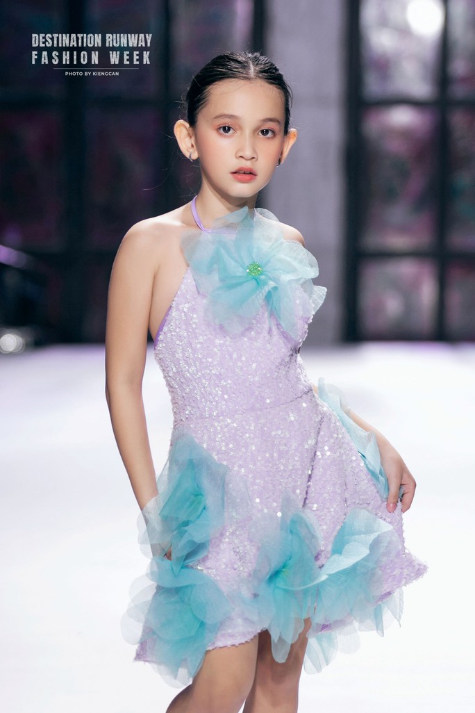 Con gái Xuân Lan ấn tượng ngày khai mạc Nắng pha lê - Ảnh 10. Con gái Xuân Lan ấn tượng ngày khai mạc Nắng pha lê - Ảnh 10.