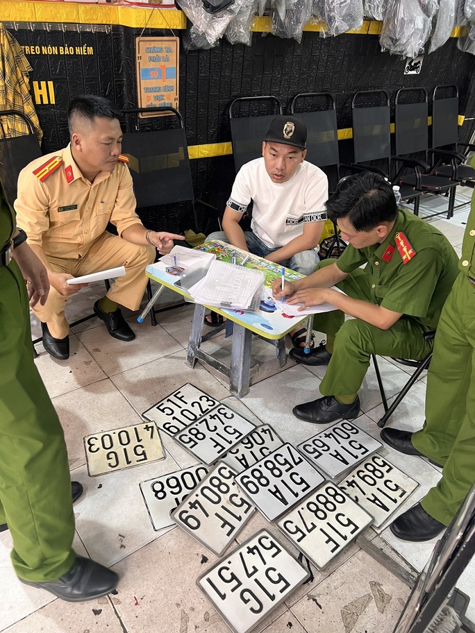 Công an TP HCM ra quân đấu tranh tội phạm đường phố - Ảnh 2. Công an TP HCM ra quân đấu tranh tội phạm đường phố - Ảnh 2.