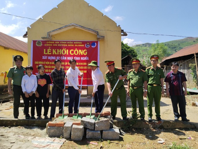 5 lãnh đạo công an 1 huyện nhận đỡ đầu 5 trẻ mồ côi - Ảnh 1.