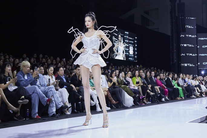 Người đẹp Bùi Khánh Linh, Lê Thu Trang khuấy động sàn catwalk - Ảnh 3. Người đẹp Bùi Khánh Linh, Lê Thu Trang khuấy động sàn catwalk - Ảnh 3.