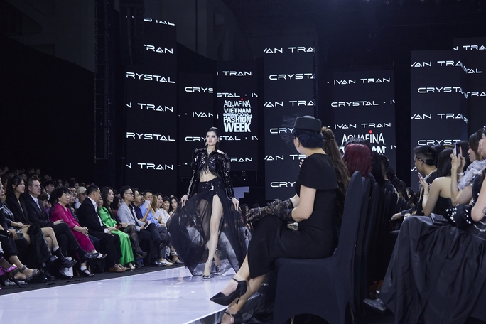 Người đẹp Bùi Khánh Linh, Lê Thu Trang khuấy động sàn catwalk - Ảnh 24. Người đẹp Bùi Khánh Linh, Lê Thu Trang khuấy động sàn catwalk - Ảnh 24.