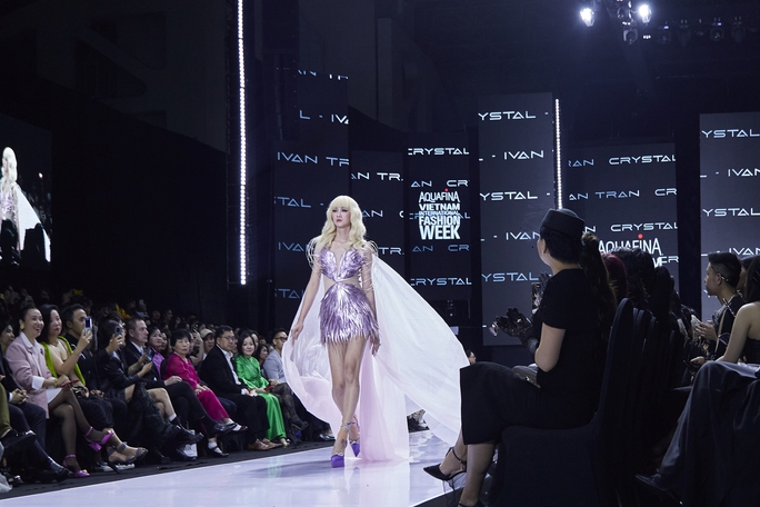 Người đẹp Bùi Khánh Linh, Lê Thu Trang khuấy động sàn catwalk - Ảnh 9. Người đẹp Bùi Khánh Linh, Lê Thu Trang khuấy động sàn catwalk - Ảnh 9.