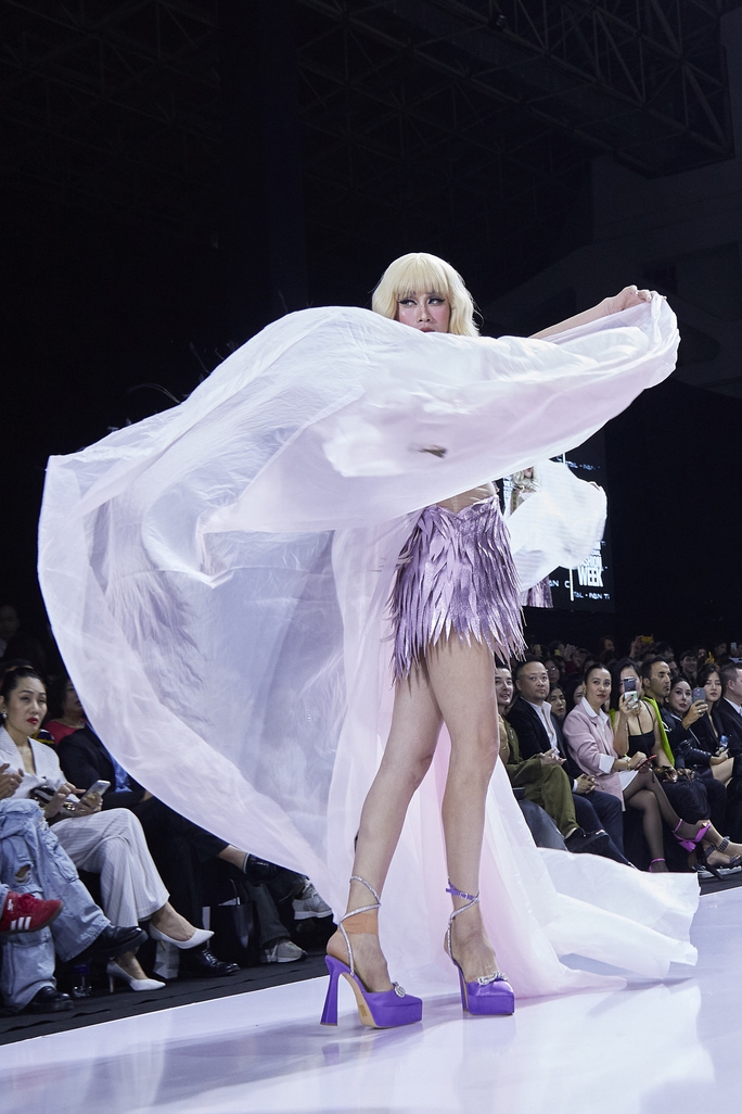 Người đẹp Bùi Khánh Linh, Lê Thu Trang khuấy động sàn catwalk - Ảnh 12. Người đẹp Bùi Khánh Linh, Lê Thu Trang khuấy động sàn catwalk - Ảnh 12.