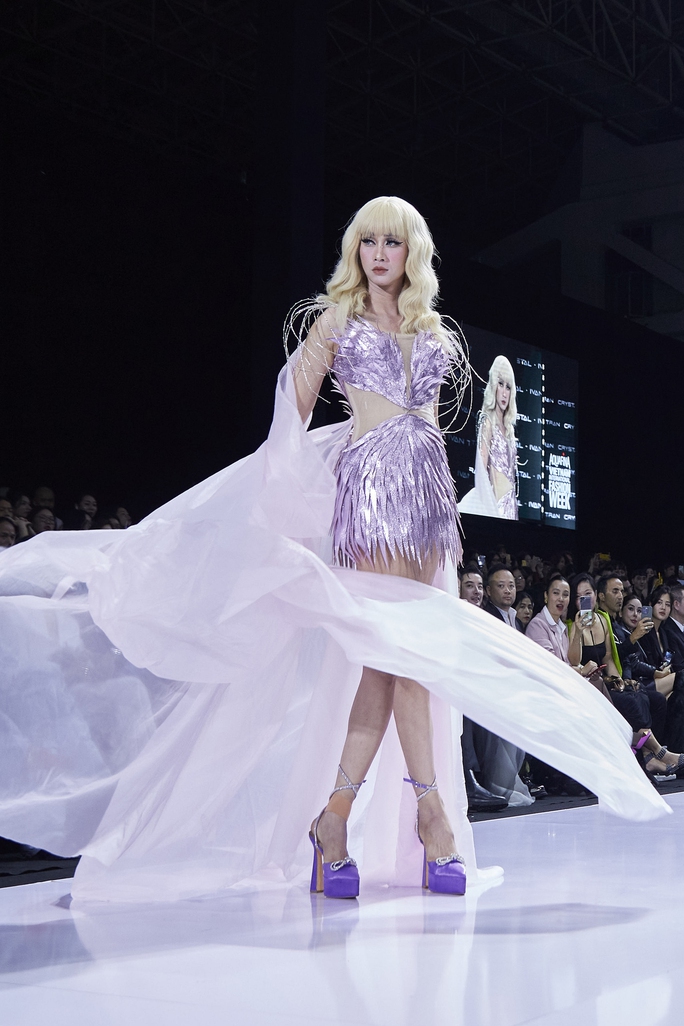 Người đẹp Bùi Khánh Linh, Lê Thu Trang khuấy động sàn catwalk - Ảnh 11. Người đẹp Bùi Khánh Linh, Lê Thu Trang khuấy động sàn catwalk - Ảnh 11.
