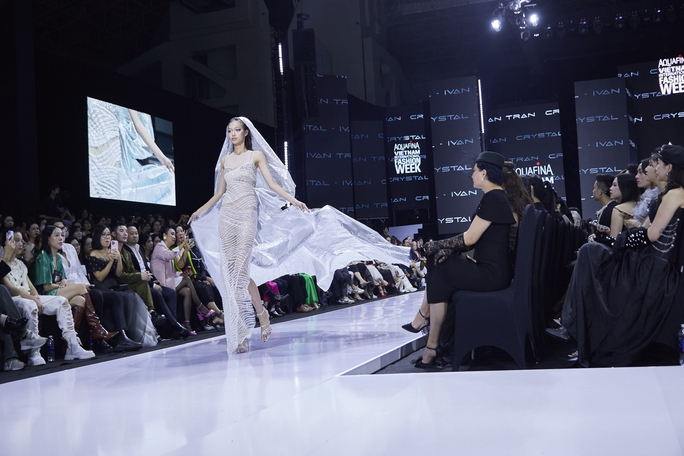 Người đẹp Bùi Khánh Linh, Lê Thu Trang khuấy động sàn catwalk - Ảnh 20. Người đẹp Bùi Khánh Linh, Lê Thu Trang khuấy động sàn catwalk - Ảnh 20.