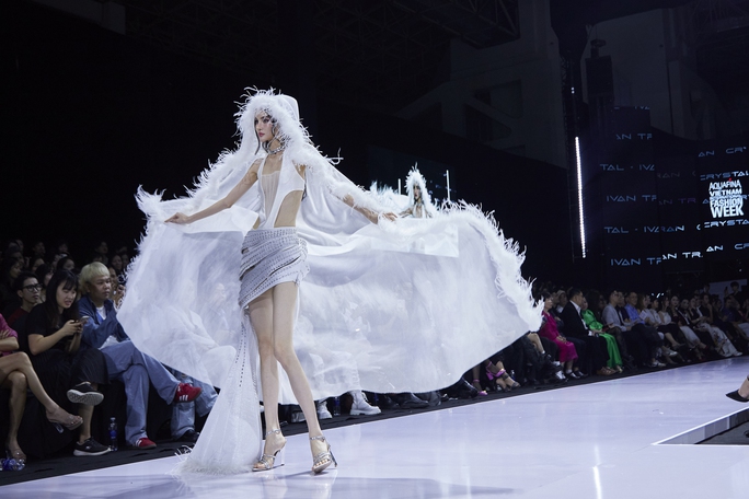 Người đẹp Bùi Khánh Linh, Lê Thu Trang khuấy động sàn catwalk - Ảnh 22. Người đẹp Bùi Khánh Linh, Lê Thu Trang khuấy động sàn catwalk - Ảnh 22.