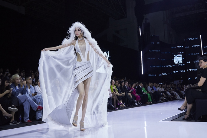 Người đẹp Bùi Khánh Linh, Lê Thu Trang khuấy động sàn catwalk - Ảnh 16. Người đẹp Bùi Khánh Linh, Lê Thu Trang khuấy động sàn catwalk - Ảnh 16.