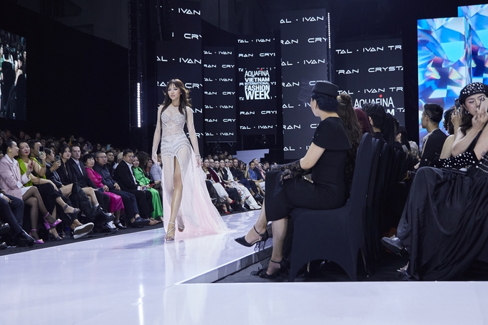 Người đẹp Bùi Khánh Linh, Lê Thu Trang khuấy động sàn catwalk - Ảnh 6. Người đẹp Bùi Khánh Linh, Lê Thu Trang khuấy động sàn catwalk - Ảnh 6.