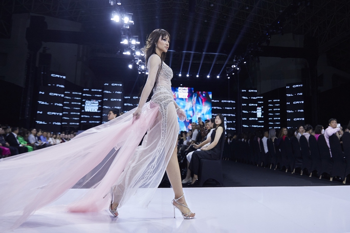 Người đẹp Bùi Khánh Linh, Lê Thu Trang khuấy động sàn catwalk - Ảnh 4. Người đẹp Bùi Khánh Linh, Lê Thu Trang khuấy động sàn catwalk - Ảnh 4.