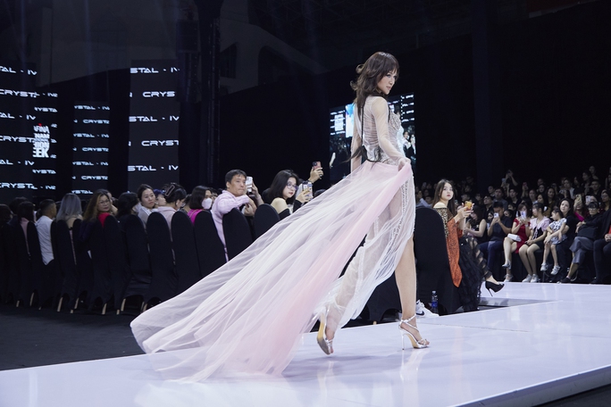 Người đẹp Bùi Khánh Linh, Lê Thu Trang khuấy động sàn catwalk - Ảnh 7. Người đẹp Bùi Khánh Linh, Lê Thu Trang khuấy động sàn catwalk - Ảnh 7.