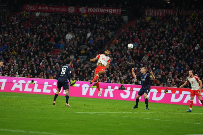 Thắng nhọc nhằn tân binh Heidenheim, Bayern Munich tạm thời dẫn đầu Bundesliga - Ảnh 2.