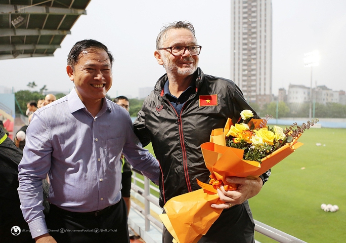 Thứ trưởng Hoàng Đạo Cương muốn tuyển Việt Nam thi đấu tốt ở vòng loại World Cup - Ảnh 2. Thứ trưởng Hoàng Đạo Cương muốn tuyển Việt Nam thi đấu tốt ở vòng loại World Cup - Ảnh 2.