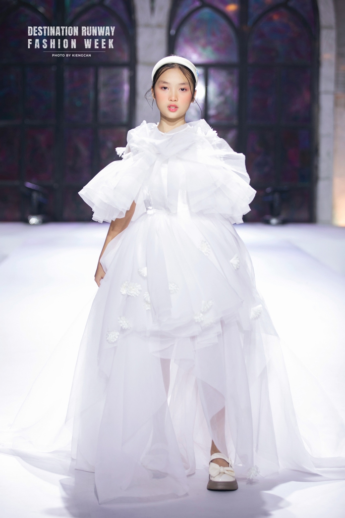 Loạt mẫu nhí nhà Xuân Lan tỏa sáng trên sàn catwalk - Ảnh 1. Loạt mẫu nhí nhà Xuân Lan tỏa sáng trên sàn catwalk - Ảnh 1.