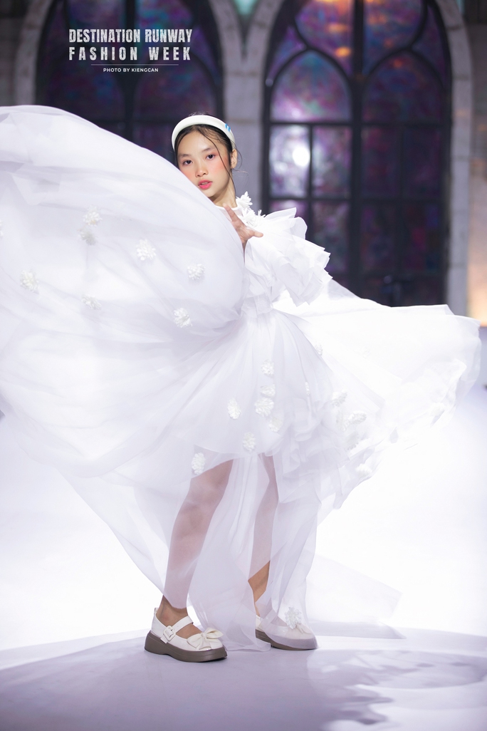 Loạt mẫu nhí nhà Xuân Lan tỏa sáng trên sàn catwalk - Ảnh 2. Loạt mẫu nhí nhà Xuân Lan tỏa sáng trên sàn catwalk - Ảnh 2.