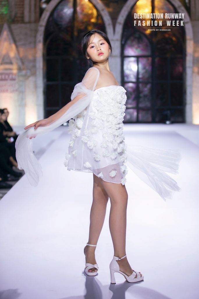 Loạt mẫu nhí nhà Xuân Lan tỏa sáng trên sàn catwalk - Ảnh 16. Loạt mẫu nhí nhà Xuân Lan tỏa sáng trên sàn catwalk - Ảnh 16.