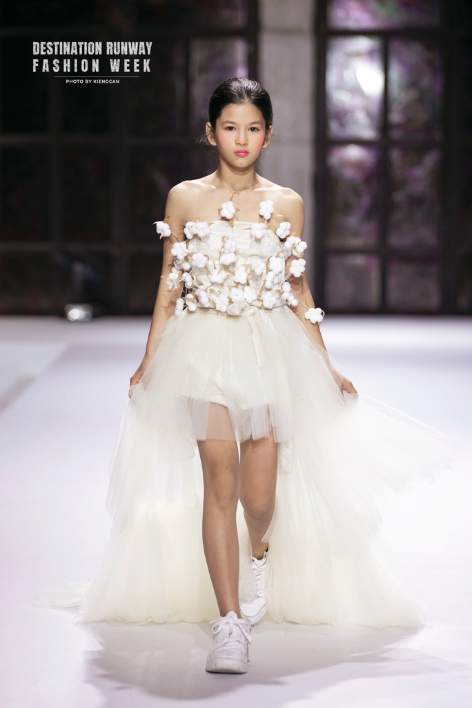 Loạt mẫu nhí nhà Xuân Lan tỏa sáng trên sàn catwalk - Ảnh 14. Loạt mẫu nhí nhà Xuân Lan tỏa sáng trên sàn catwalk - Ảnh 14.