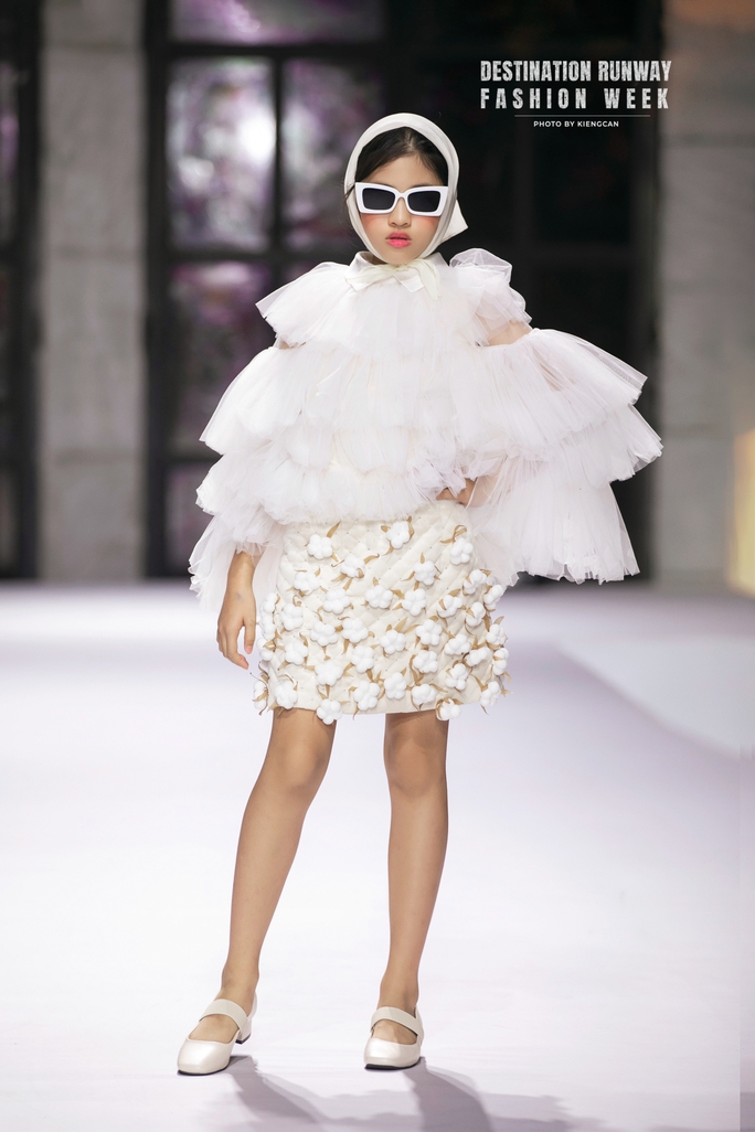 Loạt mẫu nhí nhà Xuân Lan tỏa sáng trên sàn catwalk - Ảnh 17. Loạt mẫu nhí nhà Xuân Lan tỏa sáng trên sàn catwalk - Ảnh 17.