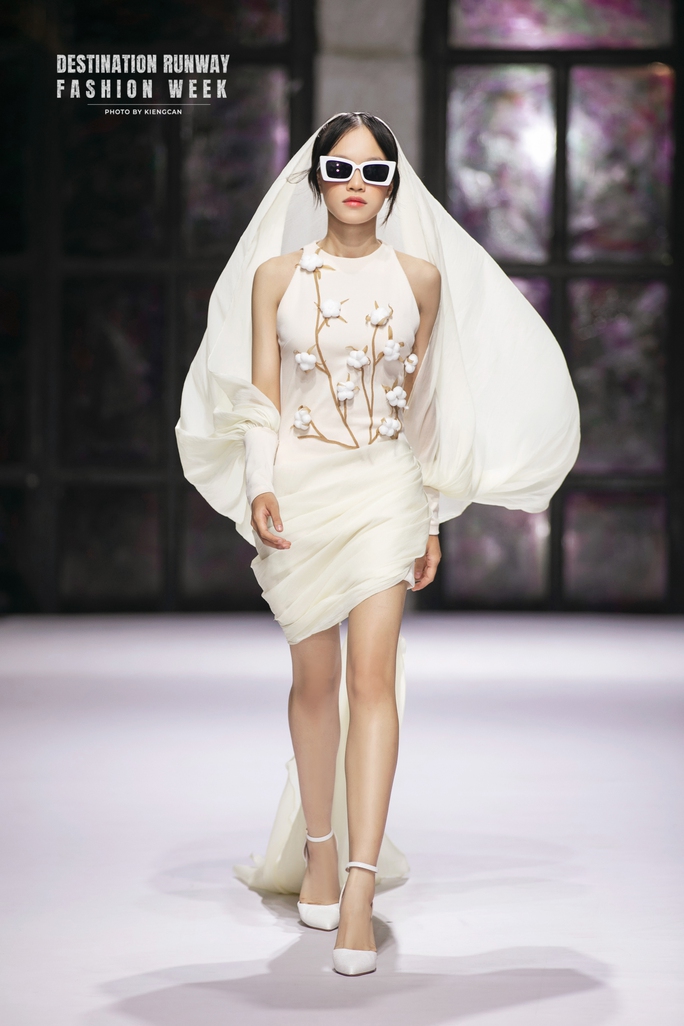 Loạt mẫu nhí nhà Xuân Lan tỏa sáng trên sàn catwalk - Ảnh 15. Loạt mẫu nhí nhà Xuân Lan tỏa sáng trên sàn catwalk - Ảnh 15.