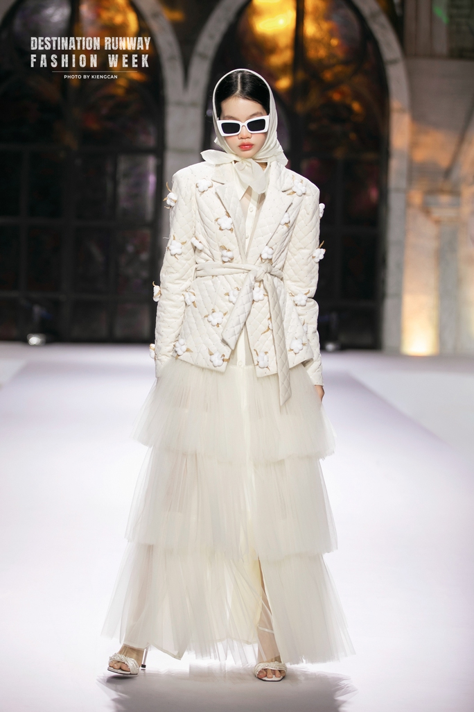 Loạt mẫu nhí nhà Xuân Lan tỏa sáng trên sàn catwalk - Ảnh 13. Loạt mẫu nhí nhà Xuân Lan tỏa sáng trên sàn catwalk - Ảnh 13.