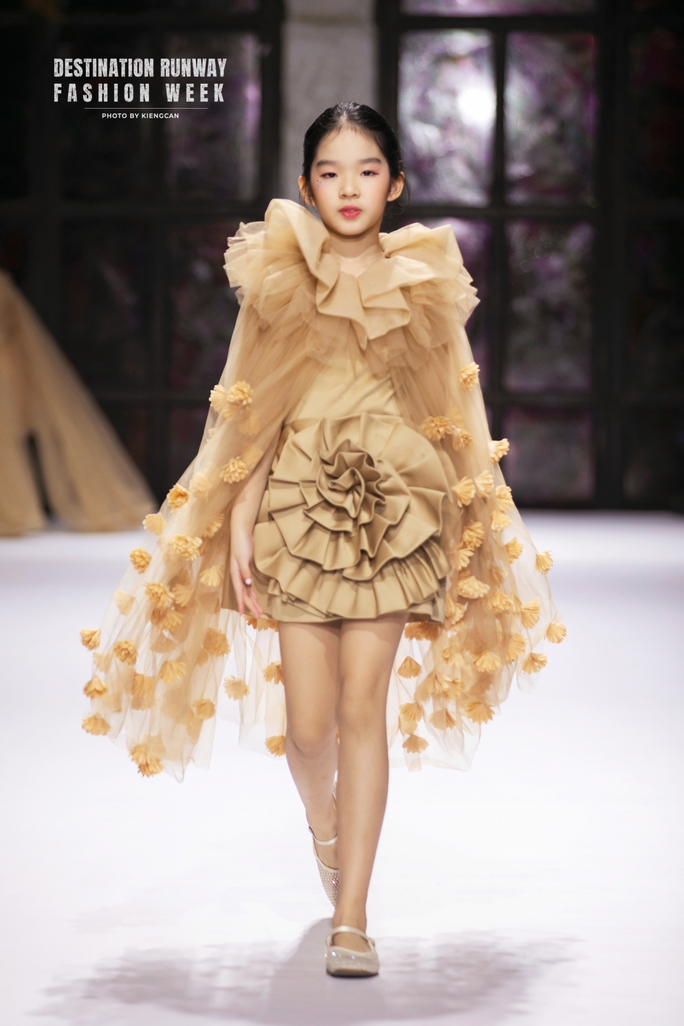 Loạt mẫu nhí nhà Xuân Lan tỏa sáng trên sàn catwalk - Ảnh 4. Loạt mẫu nhí nhà Xuân Lan tỏa sáng trên sàn catwalk - Ảnh 4.
