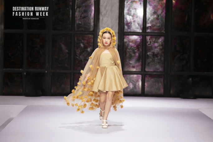 Loạt mẫu nhí nhà Xuân Lan tỏa sáng trên sàn catwalk - Ảnh 3. Loạt mẫu nhí nhà Xuân Lan tỏa sáng trên sàn catwalk - Ảnh 3.