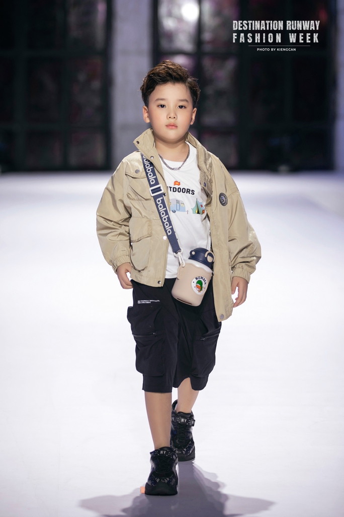 Loạt mẫu nhí nhà Xuân Lan tỏa sáng trên sàn catwalk - Ảnh 7. Loạt mẫu nhí nhà Xuân Lan tỏa sáng trên sàn catwalk - Ảnh 7.