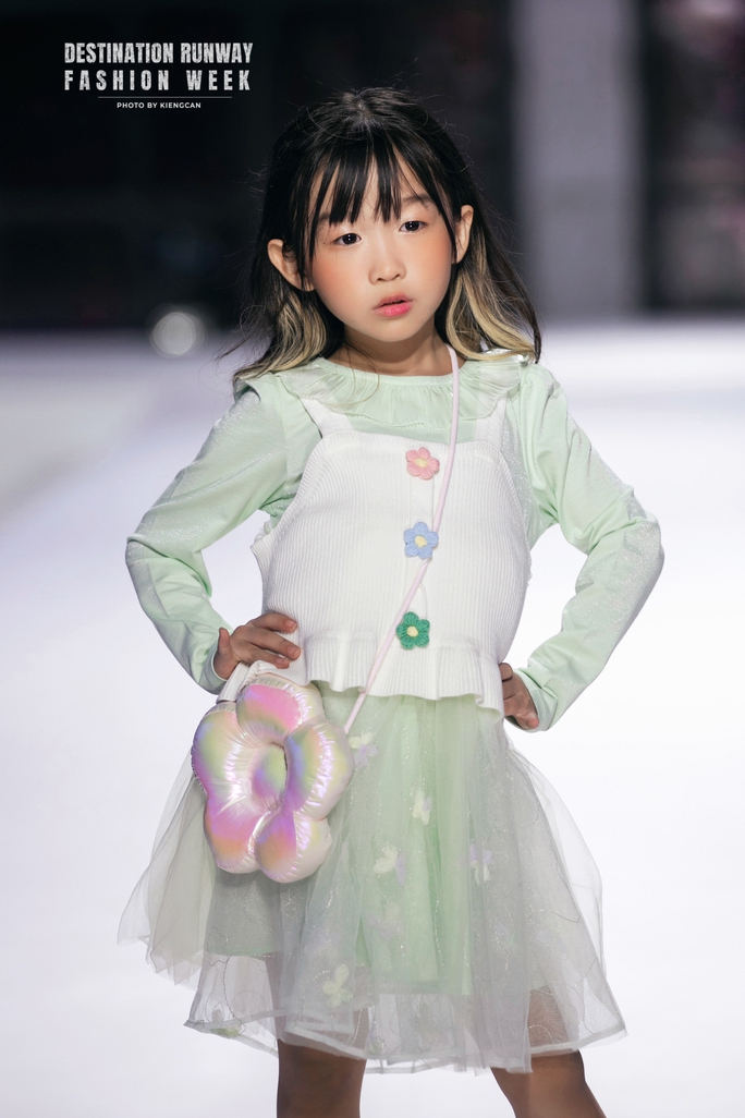 Loạt mẫu nhí nhà Xuân Lan tỏa sáng trên sàn catwalk - Ảnh 19. Loạt mẫu nhí nhà Xuân Lan tỏa sáng trên sàn catwalk - Ảnh 19.