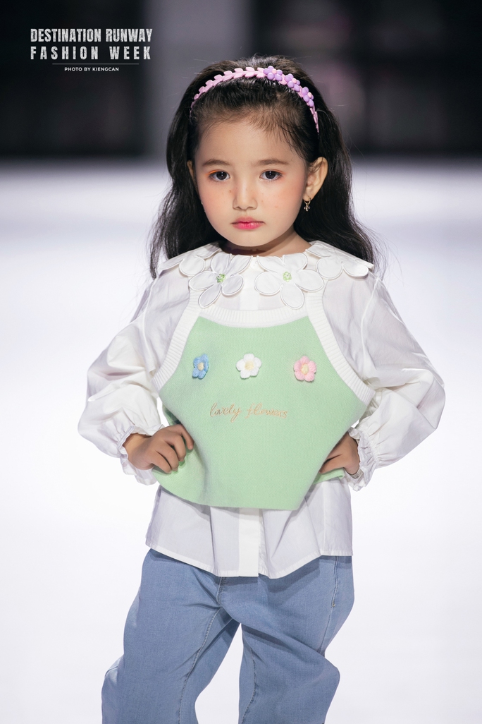 Loạt mẫu nhí nhà Xuân Lan tỏa sáng trên sàn catwalk - Ảnh 18. Loạt mẫu nhí nhà Xuân Lan tỏa sáng trên sàn catwalk - Ảnh 18.