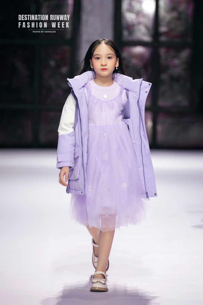 Loạt mẫu nhí nhà Xuân Lan tỏa sáng trên sàn catwalk - Ảnh 22. Loạt mẫu nhí nhà Xuân Lan tỏa sáng trên sàn catwalk - Ảnh 22.
