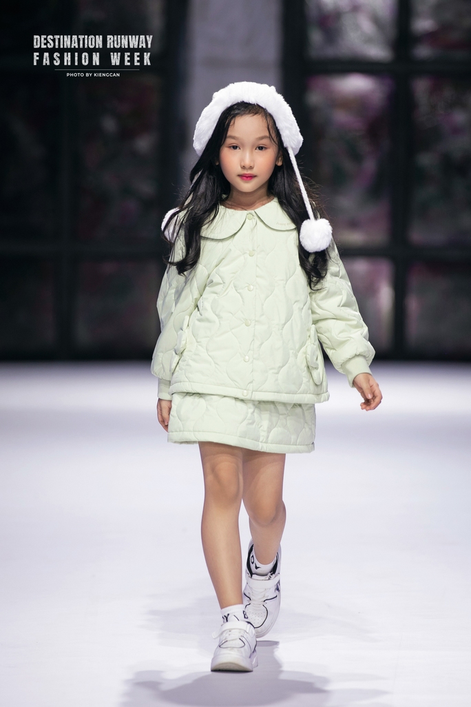 Loạt mẫu nhí nhà Xuân Lan tỏa sáng trên sàn catwalk - Ảnh 21. Loạt mẫu nhí nhà Xuân Lan tỏa sáng trên sàn catwalk - Ảnh 21.