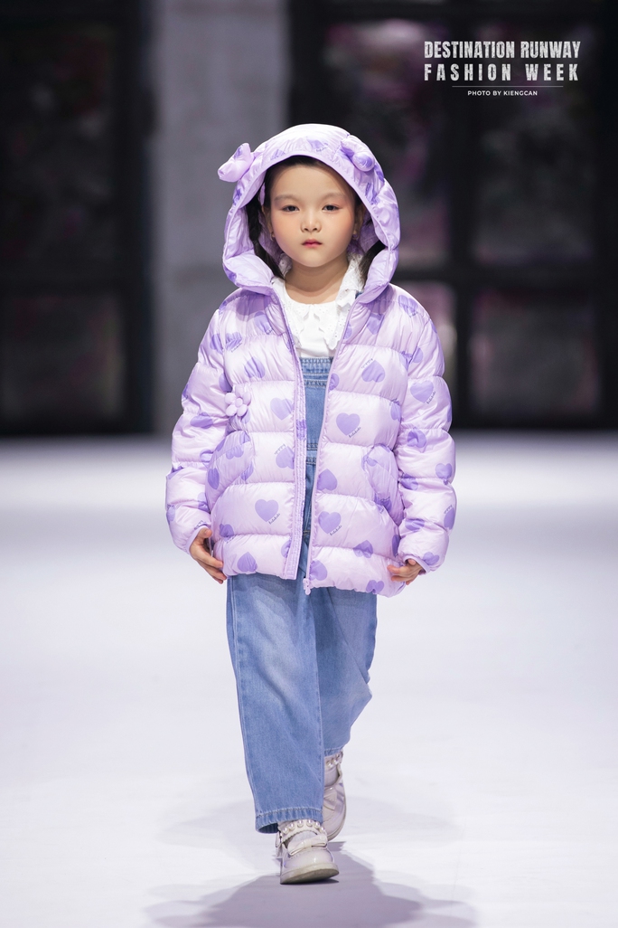 Loạt mẫu nhí nhà Xuân Lan tỏa sáng trên sàn catwalk - Ảnh 20. Loạt mẫu nhí nhà Xuân Lan tỏa sáng trên sàn catwalk - Ảnh 20.