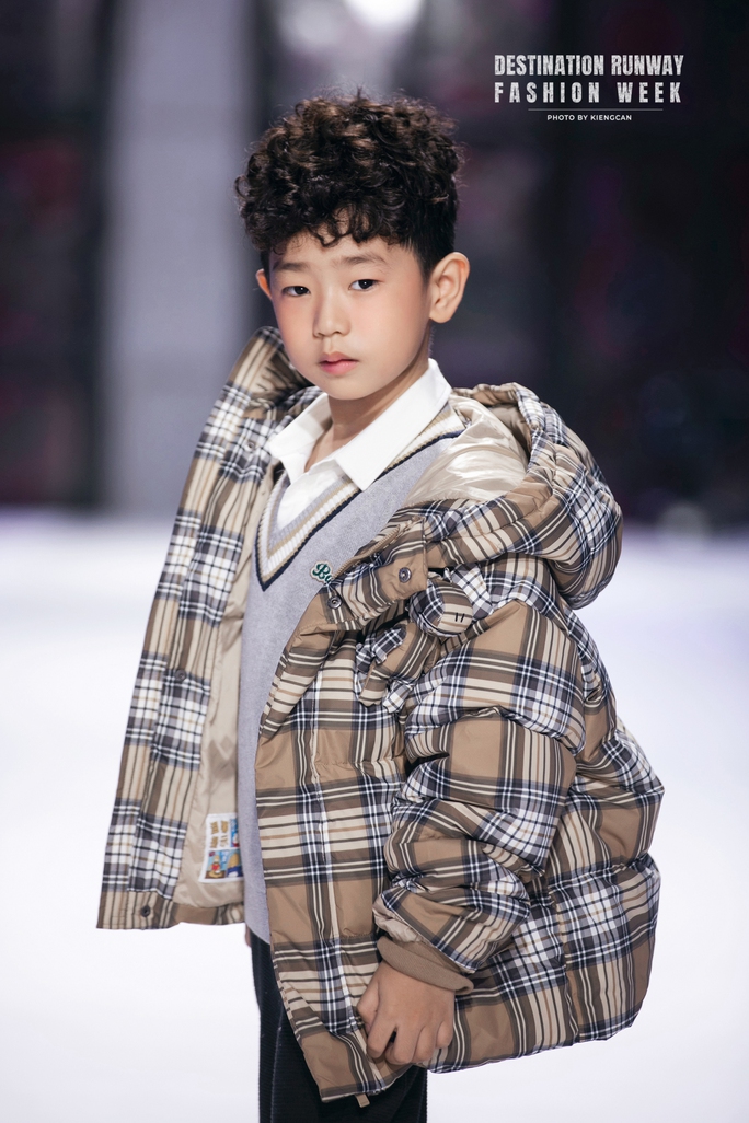 Loạt mẫu nhí nhà Xuân Lan tỏa sáng trên sàn catwalk - Ảnh 6. Loạt mẫu nhí nhà Xuân Lan tỏa sáng trên sàn catwalk - Ảnh 6.