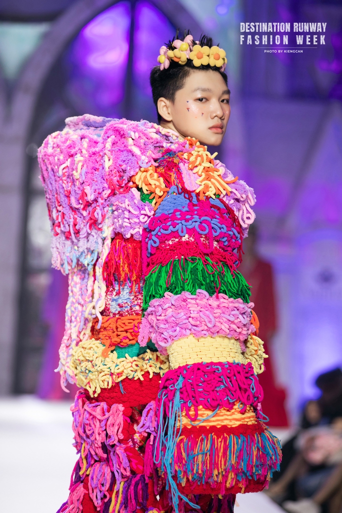 Loạt mẫu nhí nhà Xuân Lan tỏa sáng trên sàn catwalk - Ảnh 8. Loạt mẫu nhí nhà Xuân Lan tỏa sáng trên sàn catwalk - Ảnh 8.